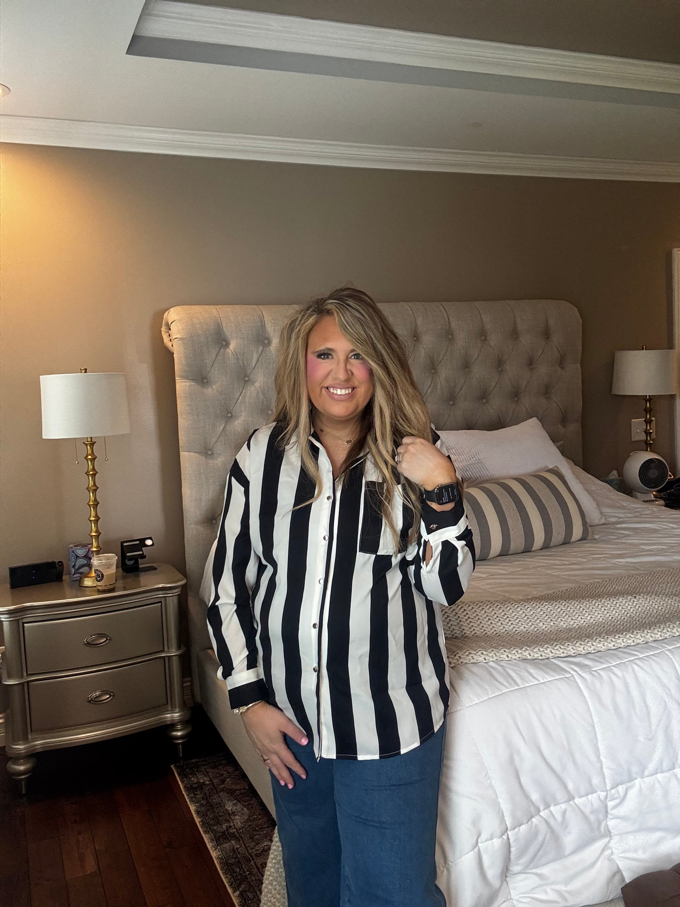 BLACK AND WHITE BUTTON TOP K7