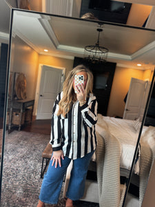 BLACK AND WHITE BUTTON TOP K7