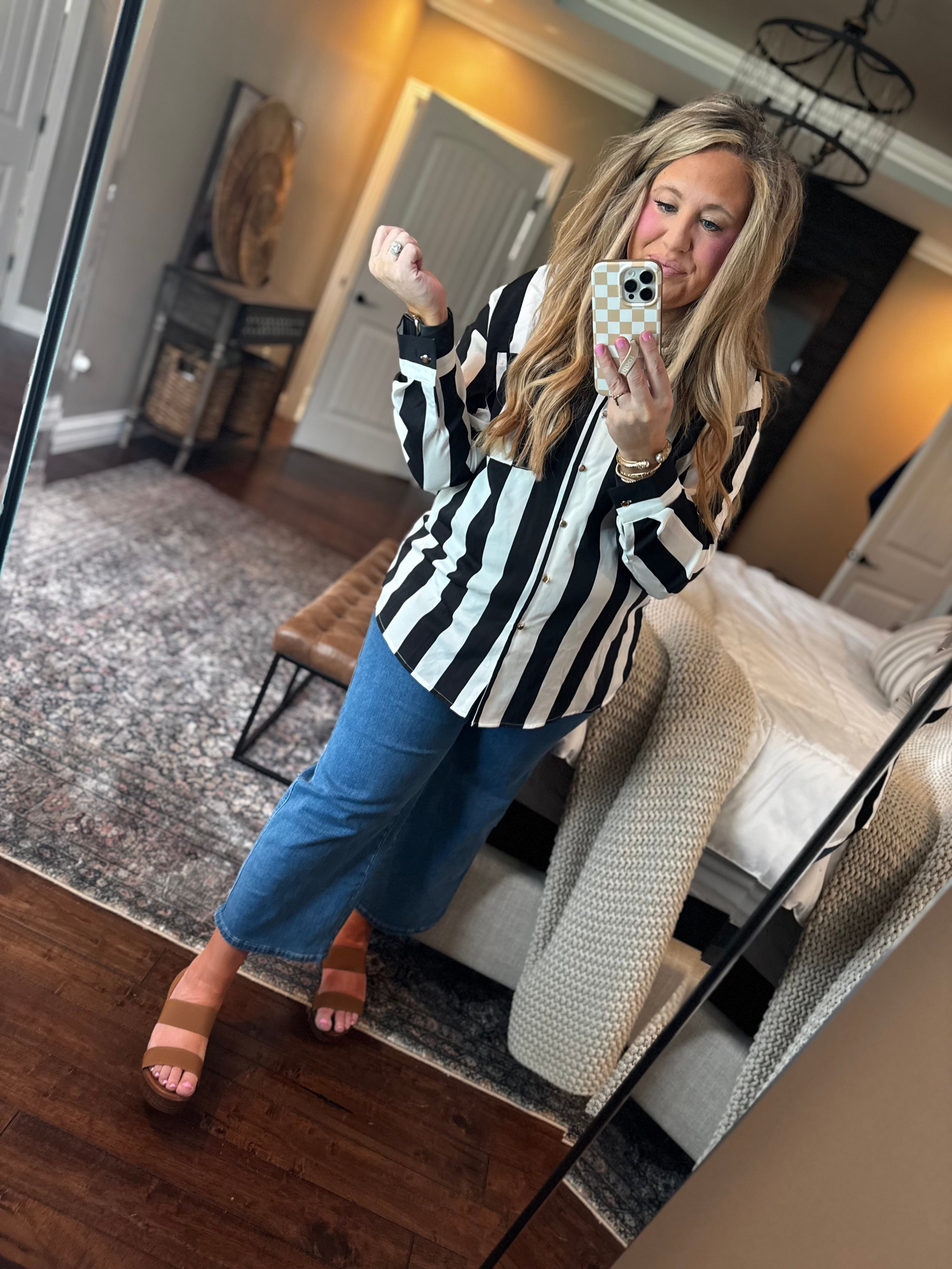 BLACK AND WHITE BUTTON TOP K7