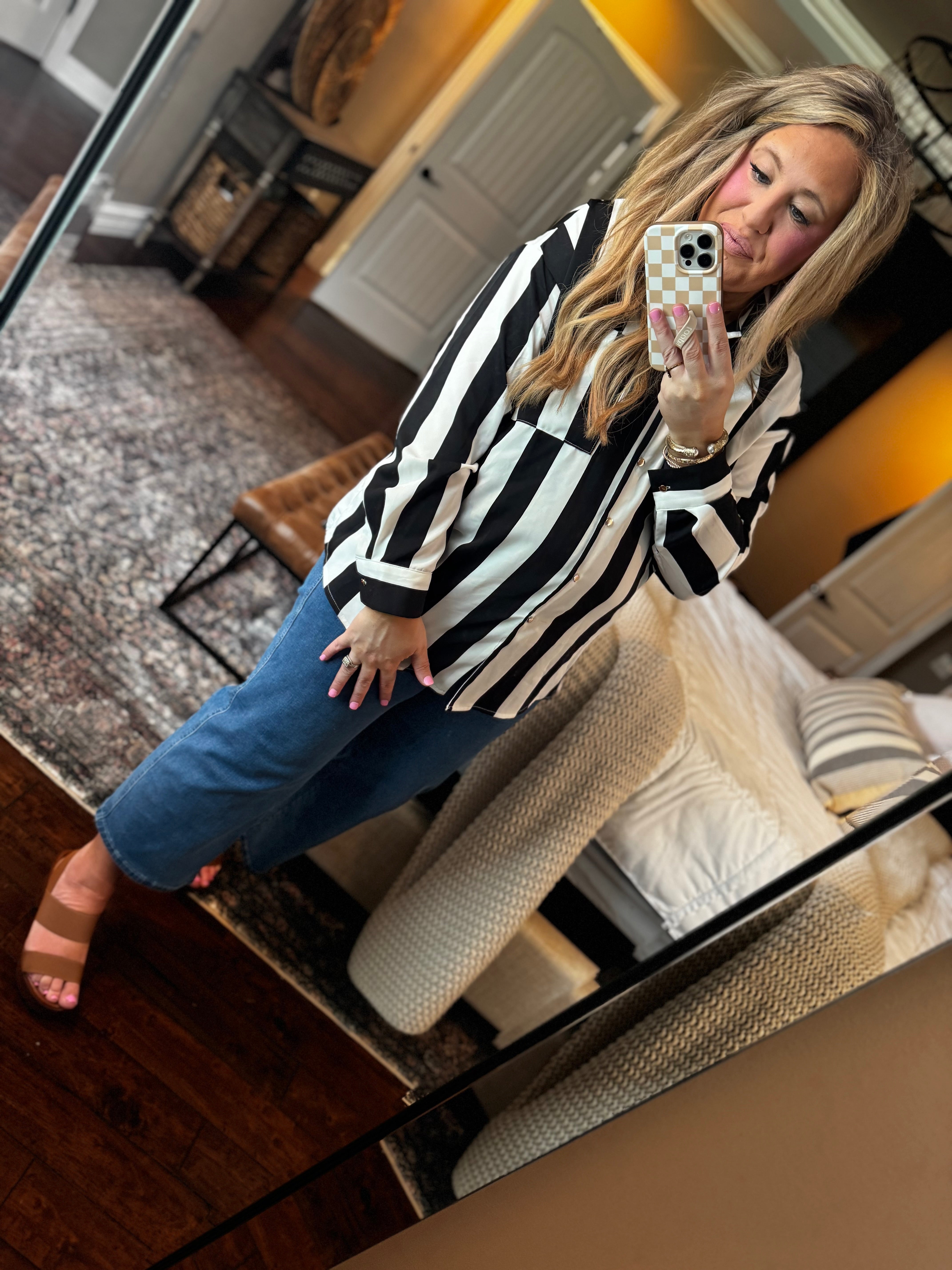 BLACK AND WHITE BUTTON TOP K7