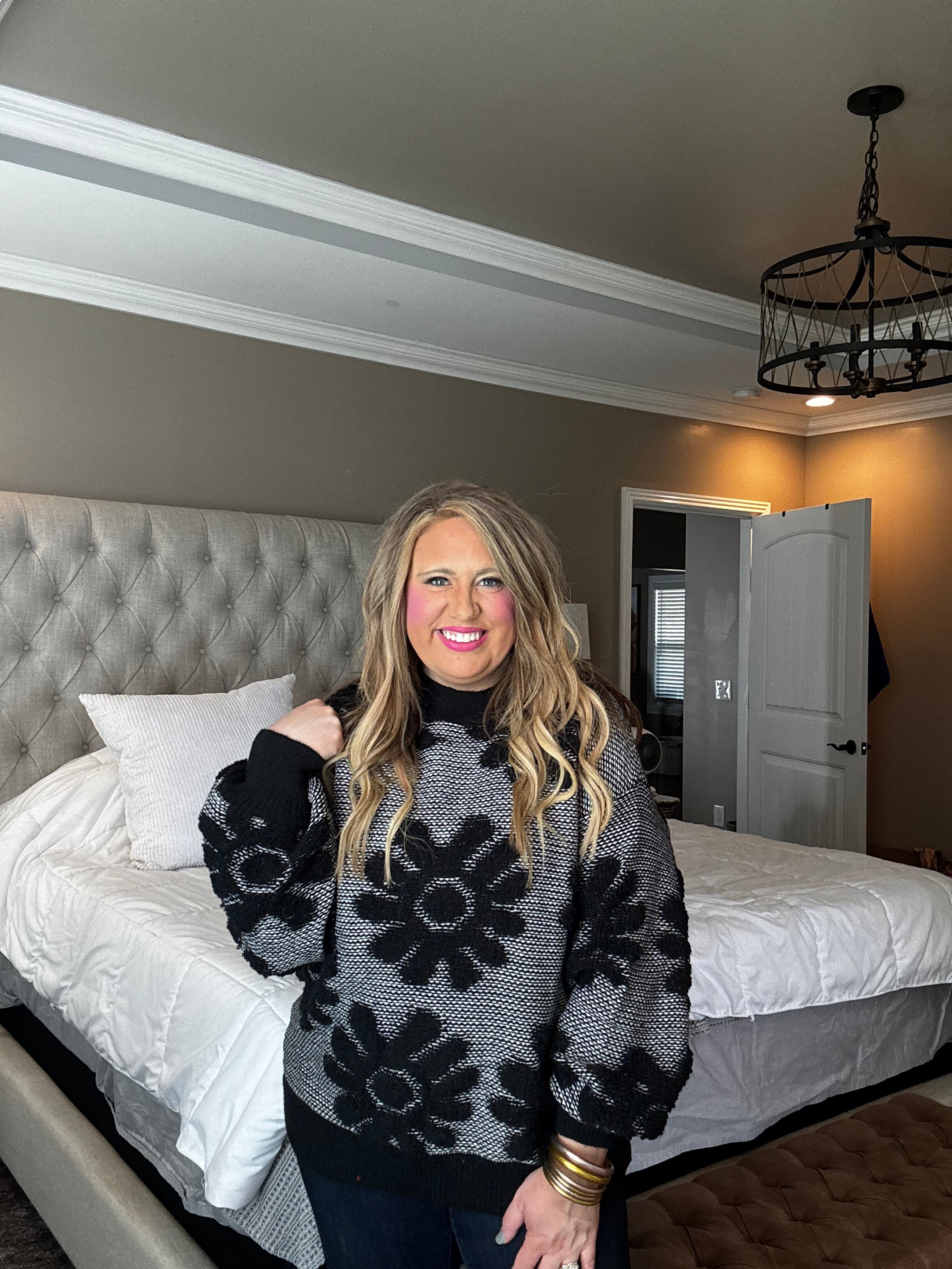 BLACK WHITE FLORAL SWEATER